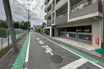 敷地南側の前面道路（東側から）