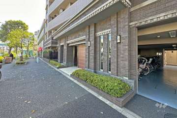 敷地東側の前面道路（北側から）