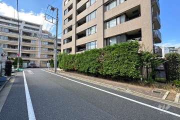 敷地南側の前面道路