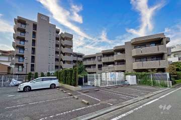 ライオンズガーデン芦花公園の外観（南東側から）