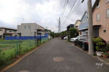 敷地南西側の前面道路（南東側から）