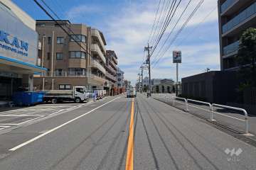 敷地北東側の前面道路は千歳通りです（北西側から）