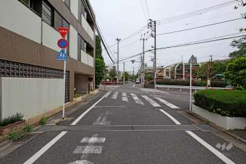 敷地南東側の前面道路（南西側から）