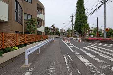 敷地南東側の前面道路（南西側から）