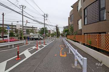 敷地南東側の前面道路（北東側から）
