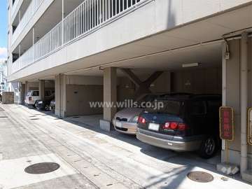 建物1階部分にある敷地内駐車場（平面式）