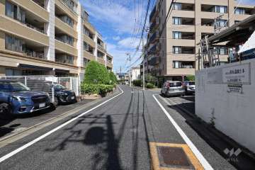 敷地の東側前面道路（南側から）