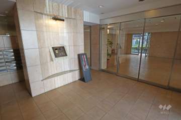 エントランスはオートロック付きです。