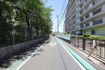 敷地西側の前面道路（南側から）