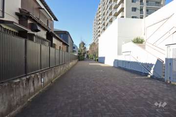 敷地南側の前面道路(東側から)