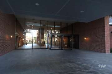 東側のエントランス