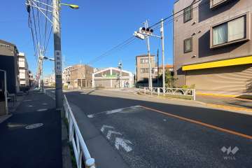 敷地北東側の前面道路（南東側から）