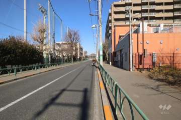 敷地西側の前面道路