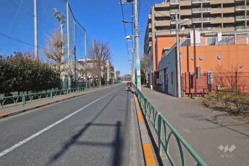 敷地西側の前面道路(南側から)