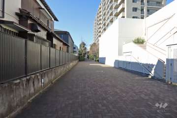 敷地南側の通路(東側から)