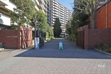 東側の敷地入り口