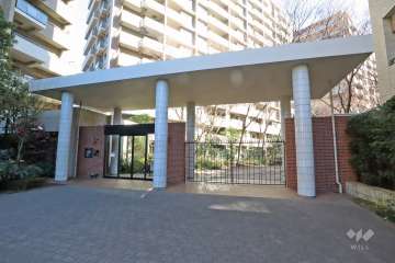 西側のエントランス