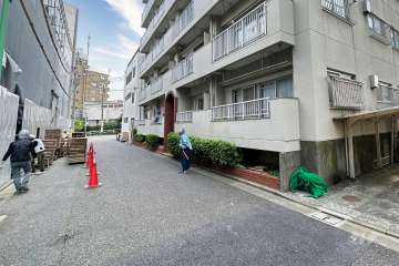 敷地東側の前面道路（北側から）