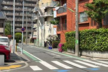 敷地西側の前面道路(南側から)