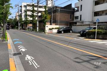 敷地北側の前面道路(西側から)