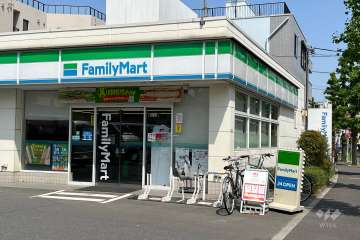 敷地北側道路向いにあるファミリーマート
