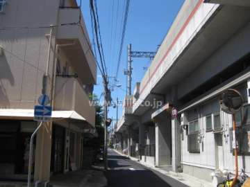 敷地北側には道路を挟んで、阪急神戸線が走っています。