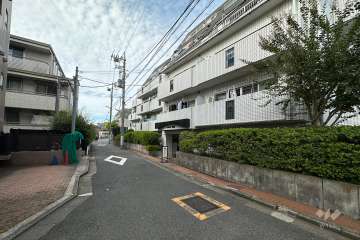 敷地南西側の前面道路（南東側から）