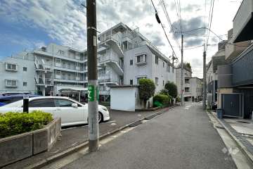 敷地北西側の前面道路（北東側から）