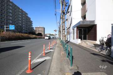 敷地西側の前面道路