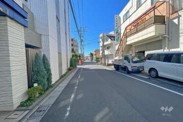 敷地北西側の前面道路（北東側から）