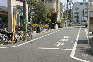 敷地の西側の前面道路