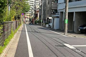 敷地の北側の前面道路