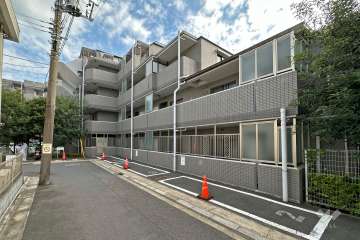 敷地北東側の前面道路（北西側から）