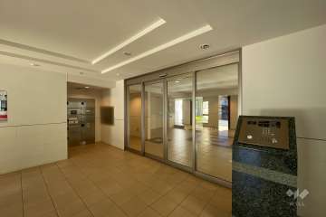 エントランスはオートロック付きです。