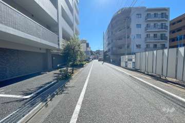 敷地西側の前面道路