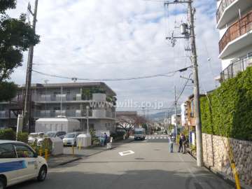 周辺の街並み。道幅が広く、マンションが多く並んでいます。