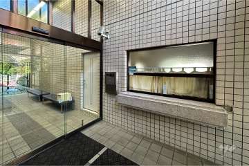 エントランスはオートロック付きです。