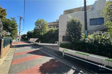 敷地北東側の前面道路（北西側から）