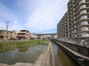 敷地西側には隣接して水路が流れています。