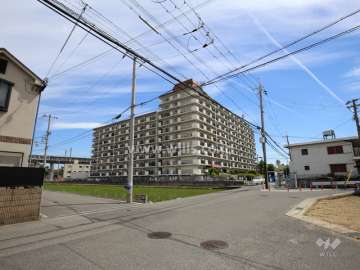 コンドミニアム甲東園の遠景。周辺は区画の整った住宅地。すぐ北側を新幹線が走っています。