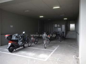 屋内にある駐輪場とバイク置き場
