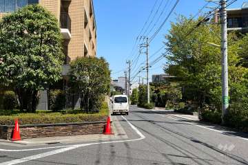 敷地の南側前面道路(西側から)