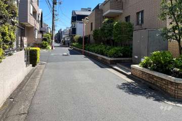 敷地の北側前面道路(西側から)