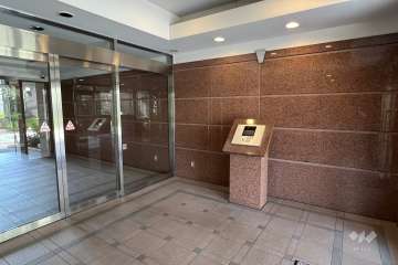 エントランスはオートロック付きです。