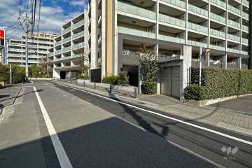 敷地西側の前面道路