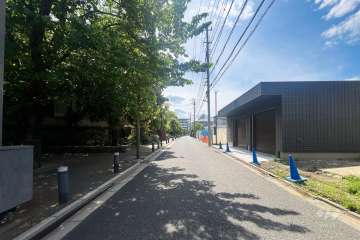 敷地北側の前面道路（東側から）