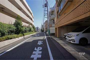 敷地北東側の前面道路（北西側から）