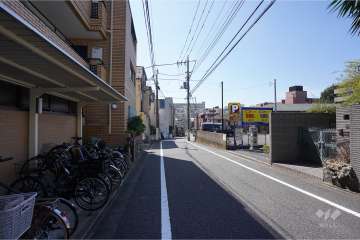 敷地北西側の前面道路（北東側から）