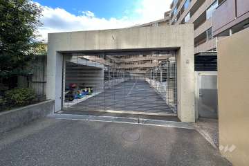 駐車場の出入り口（リングシャッター付き）