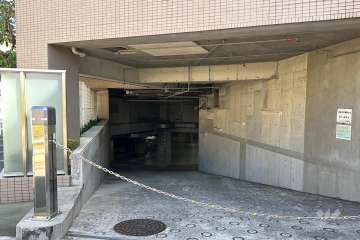 駐車場の出入り口（ロボットゲート付き）